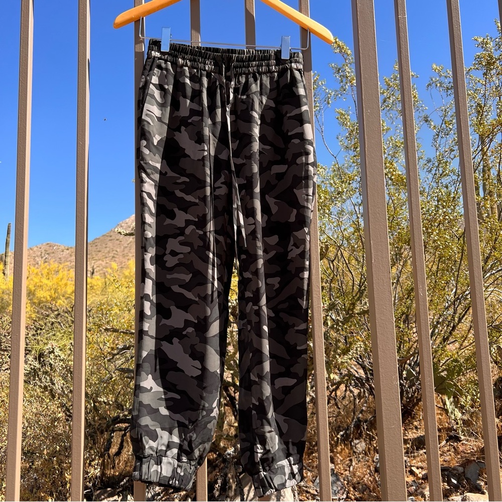 ⬇️💲Joie Women’s Elastic Waist & Ankle Joggers Size XS Color Gray, Black (Camo)